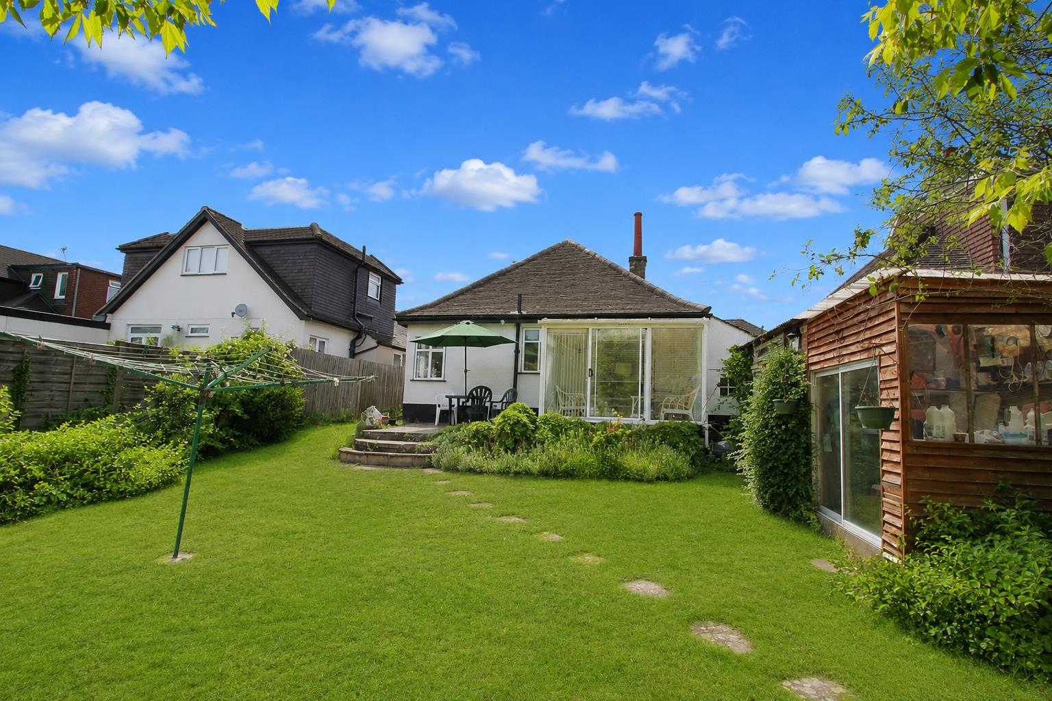 3 bed property in Pine Ridge, Carshalton